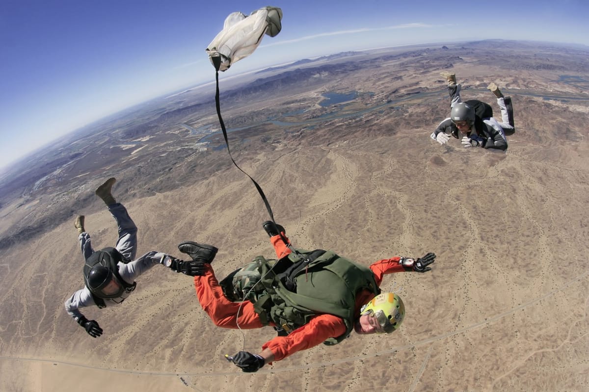 Un hombre realizando turismo aventura en paracaídas